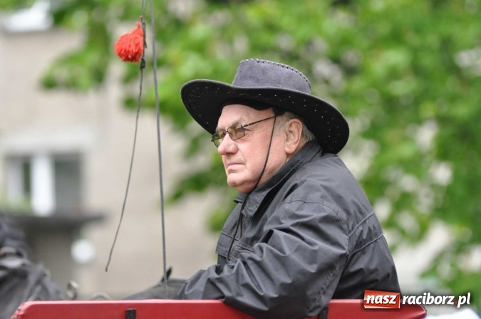 Zdjęcie w galerii na portalu naszraciborz.pl: Pradawnym zwyczajem ojców w Pogrzebieniu na św. Floriana odbyła się procesja konna wiadomości z regionu