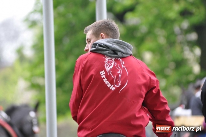 Zdjęcie w galerii na portalu naszraciborz.pl: Pradawnym zwyczajem ojców w Pogrzebieniu na św. Floriana odbyła się procesja konna wiadomości z regionu