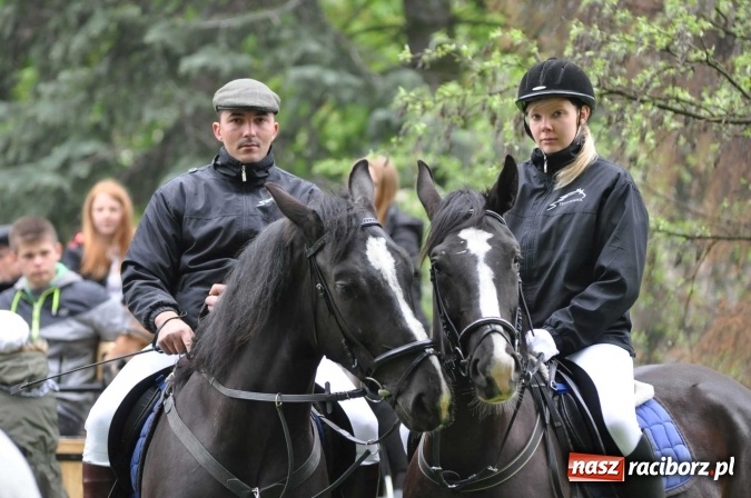 Zdjęcie w galerii na portalu naszraciborz.pl: Pradawnym zwyczajem ojców w Pogrzebieniu na św. Floriana odbyła się procesja konna wiadomości z regionu