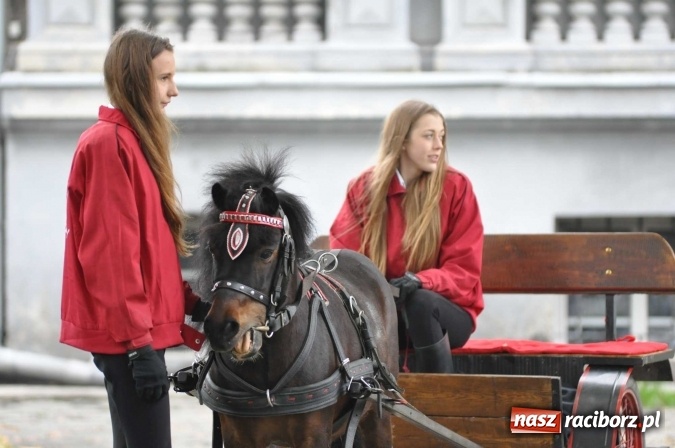 Zdjęcie w galerii na portalu naszraciborz.pl: Pradawnym zwyczajem ojców w Pogrzebieniu na św. Floriana odbyła się procesja konna wiadomości z regionu