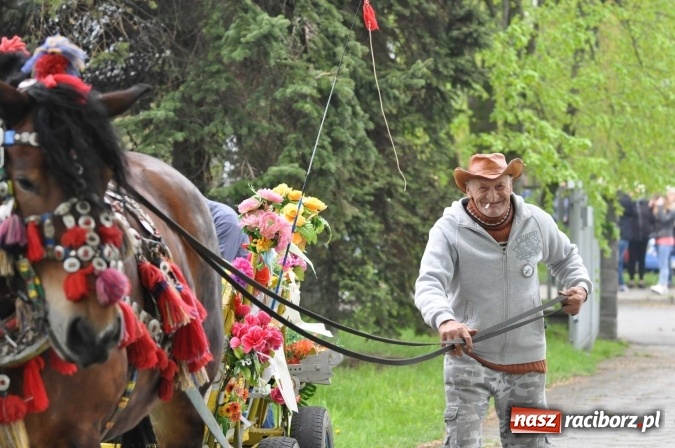 Zdjęcie w galerii na portalu naszraciborz.pl: Pradawnym zwyczajem ojców w Pogrzebieniu na św. Floriana odbyła się procesja konna wiadomości z regionu
