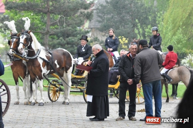 Zdjęcie w galerii na portalu naszraciborz.pl: Pradawnym zwyczajem ojców w Pogrzebieniu na św. Floriana odbyła się procesja konna wiadomości z regionu