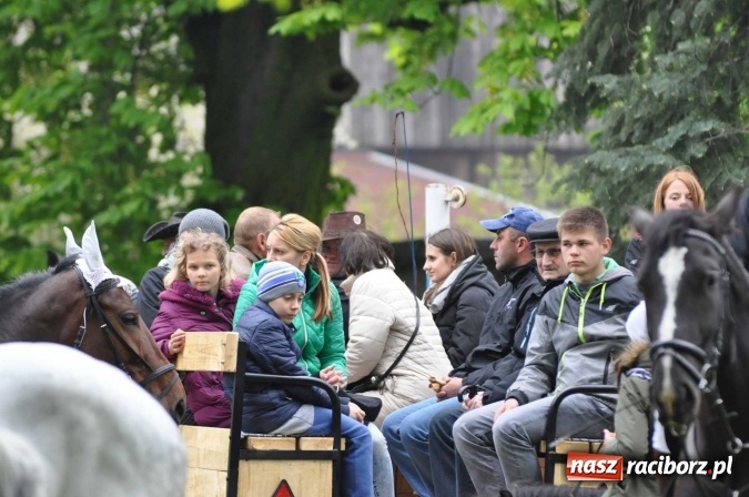 Zdjęcie w galerii na portalu naszraciborz.pl: Pradawnym zwyczajem ojców w Pogrzebieniu na św. Floriana odbyła się procesja konna wiadomości z regionu