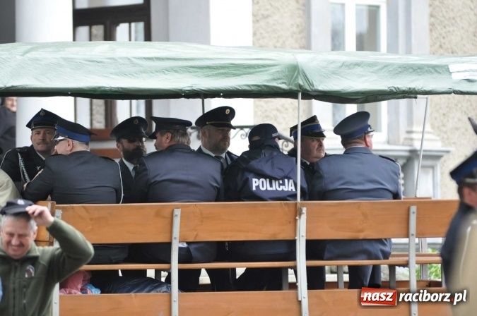 Zdjęcie w galerii na portalu naszraciborz.pl: Pradawnym zwyczajem ojców w Pogrzebieniu na św. Floriana odbyła się procesja konna wiadomości z regionu