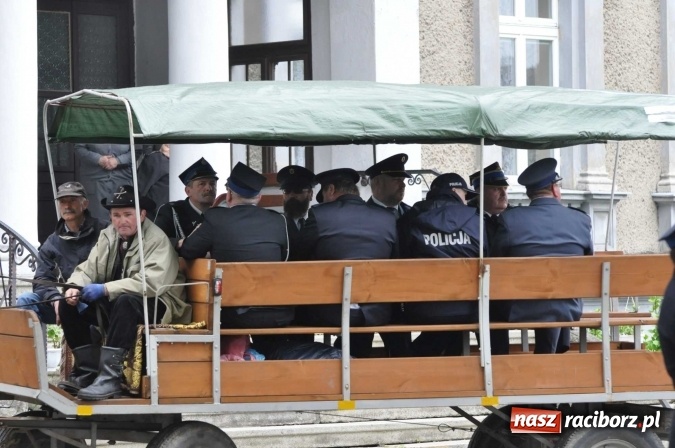 Zdjęcie w galerii na portalu naszraciborz.pl: Pradawnym zwyczajem ojców w Pogrzebieniu na św. Floriana odbyła się procesja konna wiadomości z regionu