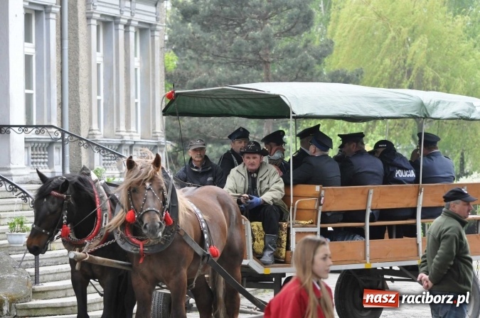 Zdjęcie w galerii na portalu naszraciborz.pl: Pradawnym zwyczajem ojców w Pogrzebieniu na św. Floriana odbyła się procesja konna wiadomości z regionu