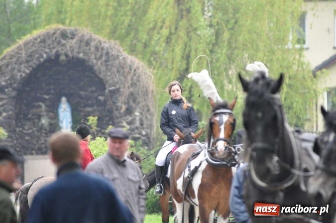 Zdjęcie w galerii na portalu naszraciborz.pl: Pradawnym zwyczajem ojców w Pogrzebieniu na św. Floriana odbyła się procesja konna wiadomości z regionu
