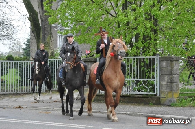 Zdjęcie w galerii na portalu naszraciborz.pl: Pradawnym zwyczajem ojców w Pogrzebieniu na św. Floriana odbyła się procesja konna wiadomości z regionu