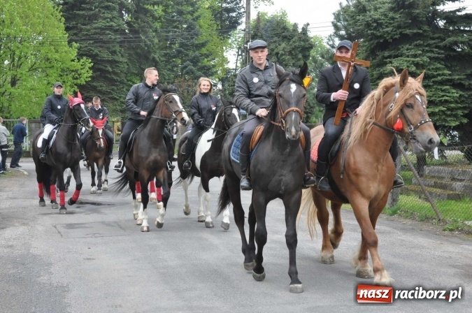 Zdjęcie w galerii na portalu naszraciborz.pl: Pradawnym zwyczajem ojców w Pogrzebieniu na św. Floriana odbyła się procesja konna wiadomości z regionu