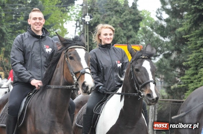 Zdjęcie w galerii na portalu naszraciborz.pl: Pradawnym zwyczajem ojców w Pogrzebieniu na św. Floriana odbyła się procesja konna wiadomości z regionu