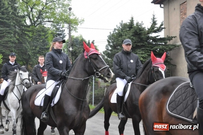 Zdjęcie w galerii na portalu naszraciborz.pl: Pradawnym zwyczajem ojców w Pogrzebieniu na św. Floriana odbyła się procesja konna wiadomości z regionu