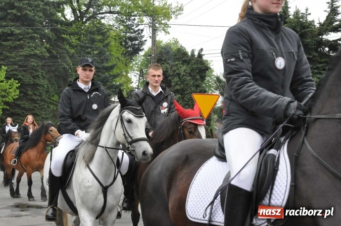 Zdjęcie w galerii na portalu naszraciborz.pl: Pradawnym zwyczajem ojców w Pogrzebieniu na św. Floriana odbyła się procesja konna wiadomości z regionu