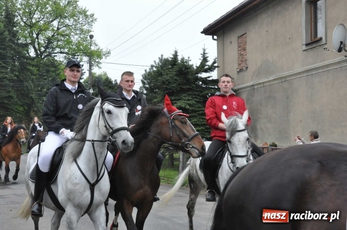 Zdjęcie w galerii na portalu naszraciborz.pl: Pradawnym zwyczajem ojców w Pogrzebieniu na św. Floriana odbyła się procesja konna wiadomości z regionu