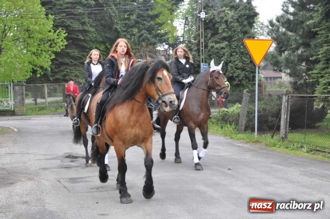 Zdjęcie w galerii na portalu naszraciborz.pl: Pradawnym zwyczajem ojców w Pogrzebieniu na św. Floriana odbyła się procesja konna wiadomości z regionu
