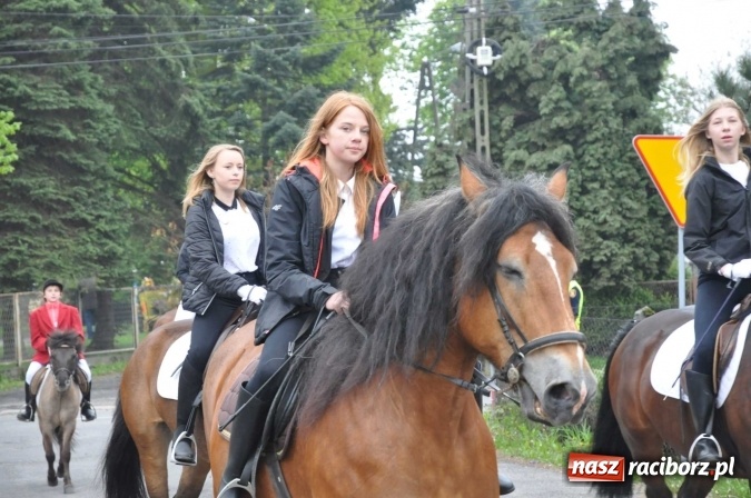 Zdjęcie w galerii na portalu naszraciborz.pl: Pradawnym zwyczajem ojców w Pogrzebieniu na św. Floriana odbyła się procesja konna wiadomości z regionu