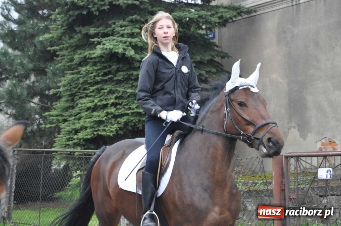 Zdjęcie w galerii na portalu naszraciborz.pl: Pradawnym zwyczajem ojców w Pogrzebieniu na św. Floriana odbyła się procesja konna wiadomości z regionu