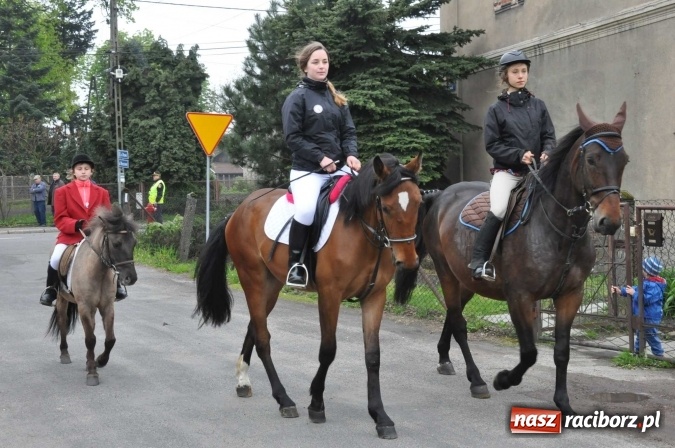 Zdjęcie w galerii na portalu naszraciborz.pl: Pradawnym zwyczajem ojców w Pogrzebieniu na św. Floriana odbyła się procesja konna wiadomości z regionu