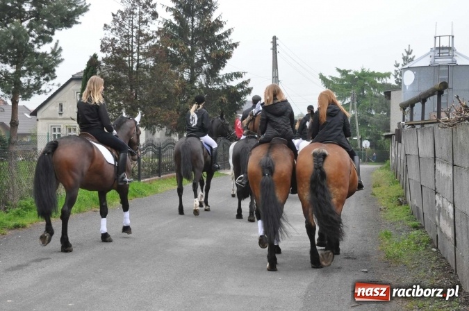 Zdjęcie w galerii na portalu naszraciborz.pl: Pradawnym zwyczajem ojców w Pogrzebieniu na św. Floriana odbyła się procesja konna wiadomości z regionu