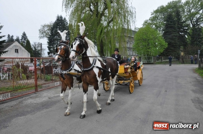 Zdjęcie w galerii na portalu naszraciborz.pl: Pradawnym zwyczajem ojców w Pogrzebieniu na św. Floriana odbyła się procesja konna wiadomości z regionu