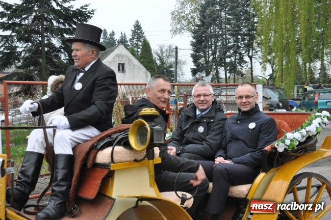 Zdjęcie w galerii na portalu naszraciborz.pl: Pradawnym zwyczajem ojców w Pogrzebieniu na św. Floriana odbyła się procesja konna wiadomości z regionu