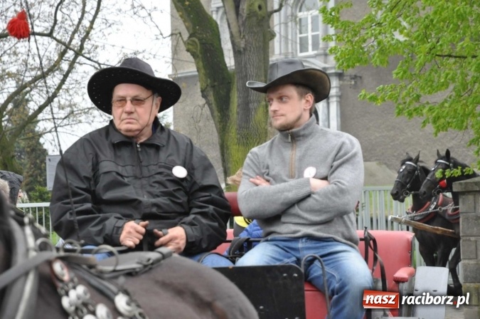 Zdjęcie w galerii na portalu naszraciborz.pl: Pradawnym zwyczajem ojców w Pogrzebieniu na św. Floriana odbyła się procesja konna wiadomości z regionu