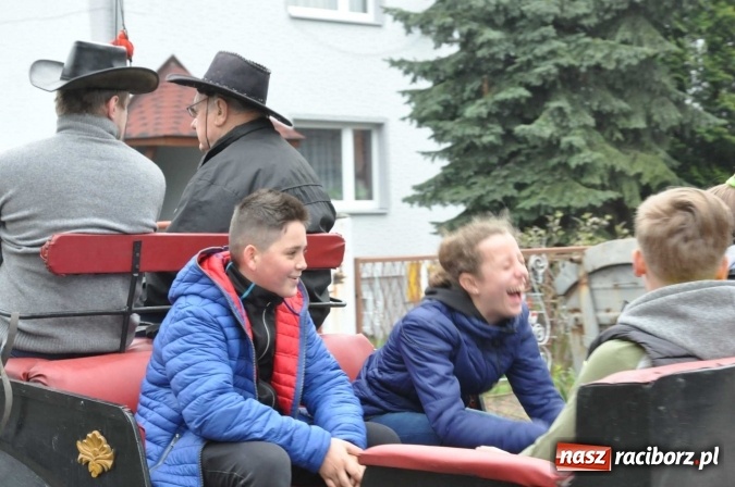 Zdjęcie w galerii na portalu naszraciborz.pl: Pradawnym zwyczajem ojców w Pogrzebieniu na św. Floriana odbyła się procesja konna wiadomości z regionu