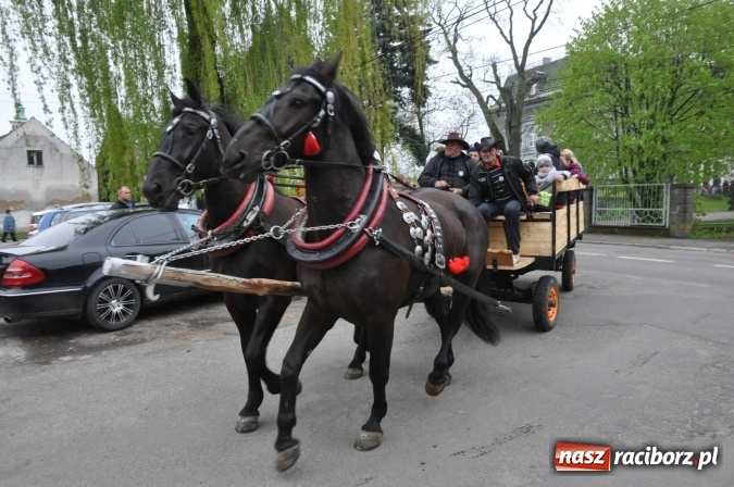 Zdjęcie w galerii na portalu naszraciborz.pl: Pradawnym zwyczajem ojców w Pogrzebieniu na św. Floriana odbyła się procesja konna wiadomości z regionu