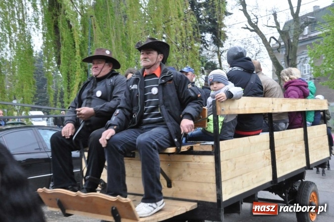 Zdjęcie w galerii na portalu naszraciborz.pl: Pradawnym zwyczajem ojców w Pogrzebieniu na św. Floriana odbyła się procesja konna wiadomości z regionu