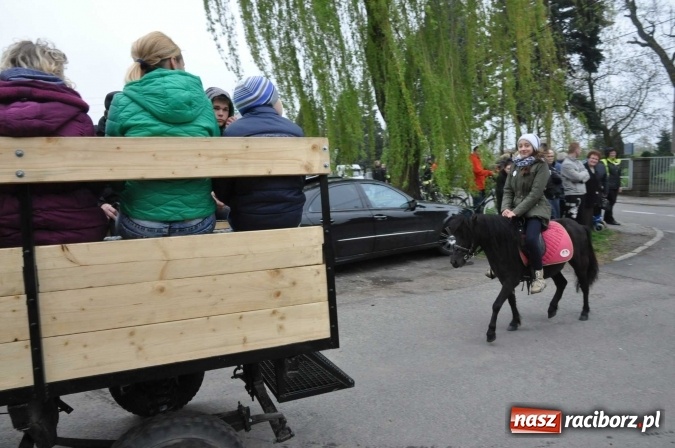 Zdjęcie w galerii na portalu naszraciborz.pl: Pradawnym zwyczajem ojców w Pogrzebieniu na św. Floriana odbyła się procesja konna wiadomości z regionu