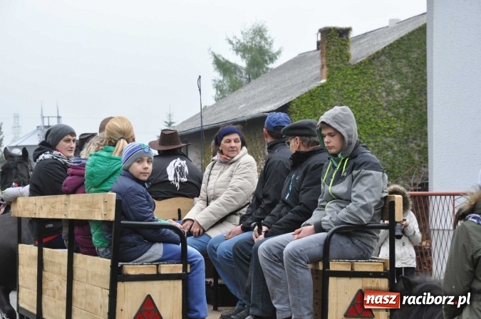 Zdjęcie w galerii na portalu naszraciborz.pl: Pradawnym zwyczajem ojców w Pogrzebieniu na św. Floriana odbyła się procesja konna wiadomości z regionu