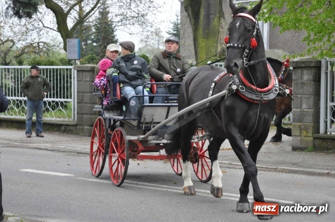 Zdjęcie w galerii na portalu naszraciborz.pl: Pradawnym zwyczajem ojców w Pogrzebieniu na św. Floriana odbyła się procesja konna wiadomości z regionu