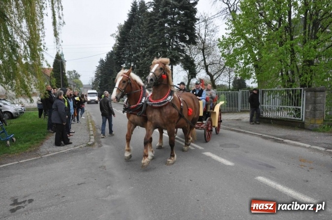 Zdjęcie w galerii na portalu naszraciborz.pl: Pradawnym zwyczajem ojców w Pogrzebieniu na św. Floriana odbyła się procesja konna wiadomości z regionu