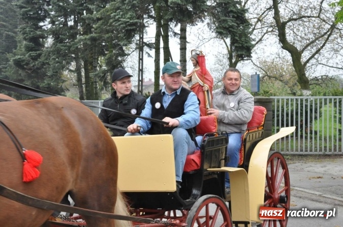Zdjęcie w galerii na portalu naszraciborz.pl: Pradawnym zwyczajem ojców w Pogrzebieniu na św. Floriana odbyła się procesja konna wiadomości z regionu