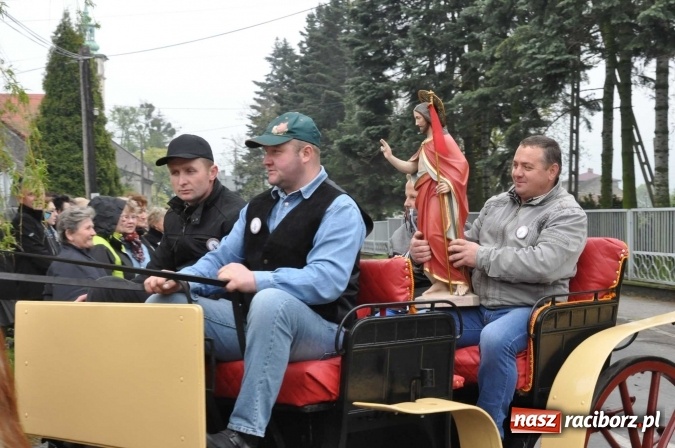 Zdjęcie w galerii na portalu naszraciborz.pl: Pradawnym zwyczajem ojców w Pogrzebieniu na św. Floriana odbyła się procesja konna wiadomości z regionu