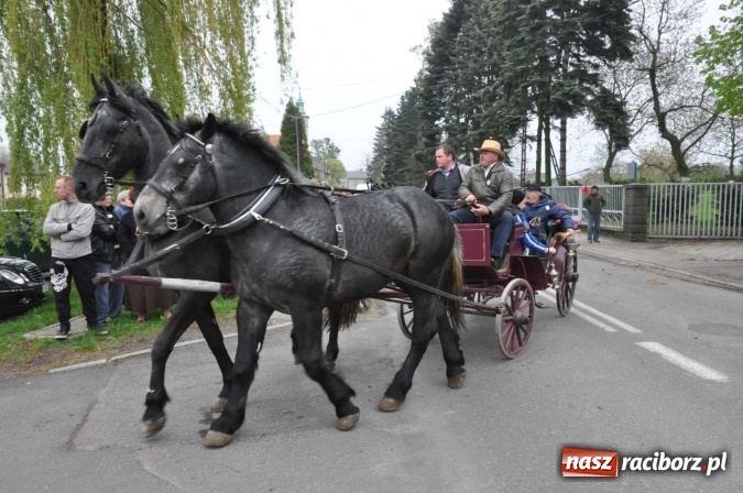Zdjęcie w galerii na portalu naszraciborz.pl: Pradawnym zwyczajem ojców w Pogrzebieniu na św. Floriana odbyła się procesja konna wiadomości z regionu