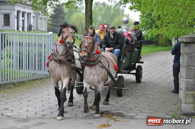 Zdjęcie w galerii na portalu naszraciborz.pl: Pradawnym zwyczajem ojców w Pogrzebieniu na św. Floriana odbyła się procesja konna wiadomości z regionu