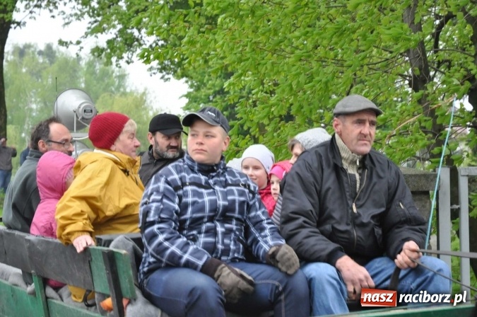Zdjęcie w galerii na portalu naszraciborz.pl: Pradawnym zwyczajem ojców w Pogrzebieniu na św. Floriana odbyła się procesja konna wiadomości z regionu