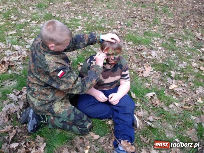 Zdjęcie w galerii na portalu naszraciborz.pl: Bastion na biwaku w szymocickim lesie wiadomości z regionu