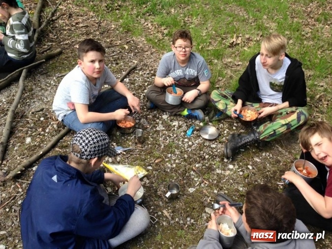 Zdjęcie w galerii na portalu naszraciborz.pl: Bastion na biwaku w szymocickim lesie wiadomości z regionu