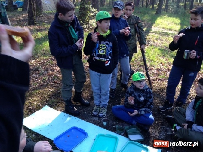 Zdjęcie w galerii na portalu naszraciborz.pl: Bastion na biwaku w szymocickim lesie wiadomości z regionu