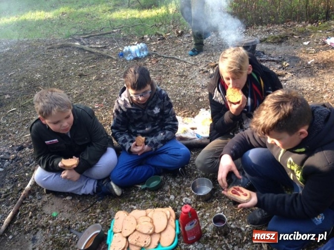 Zdjęcie w galerii na portalu naszraciborz.pl: Bastion na biwaku w szymocickim lesie wiadomości z regionu