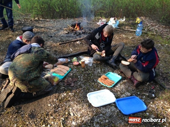 Zdjęcie w galerii na portalu naszraciborz.pl: Bastion na biwaku w szymocickim lesie wiadomości z regionu