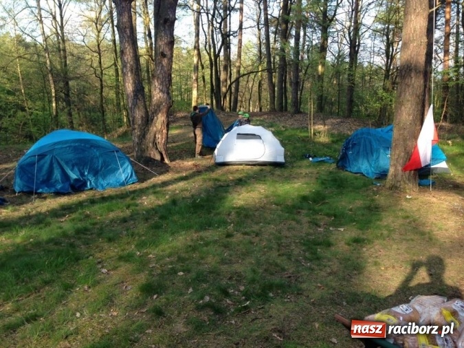 Zdjęcie w galerii na portalu naszraciborz.pl: Bastion na biwaku w szymocickim lesie wiadomości z regionu