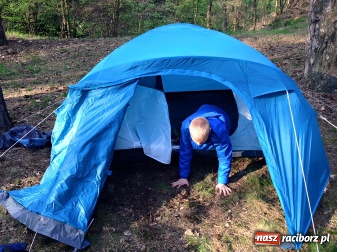 Zdjęcie w galerii na portalu naszraciborz.pl: Bastion na biwaku w szymocickim lesie wiadomości z regionu