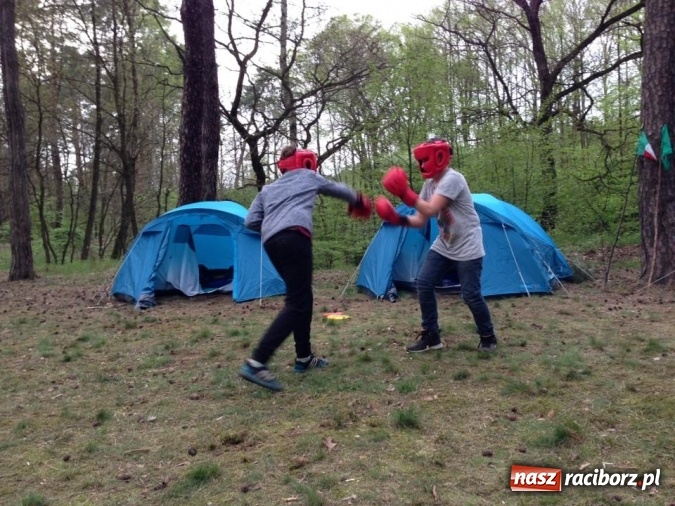 Zdjęcie w galerii na portalu naszraciborz.pl: Bastion na biwaku w szymocickim lesie wiadomości z regionu