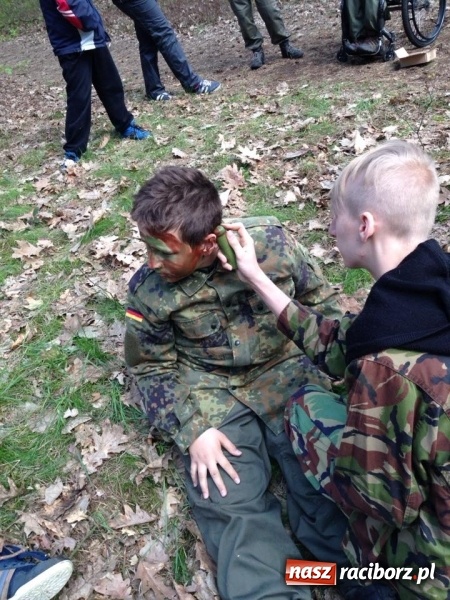 Zdjęcie w galerii na portalu naszraciborz.pl: Bastion na biwaku w szymocickim lesie wiadomości z regionu