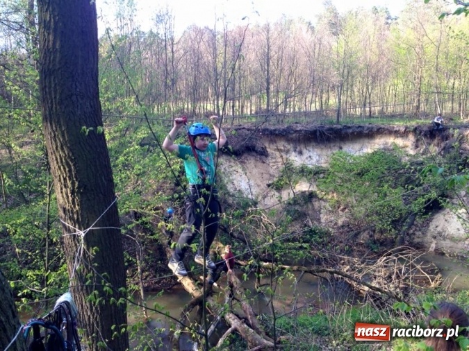 Zdjęcie w galerii na portalu naszraciborz.pl: Bastion na biwaku w szymocickim lesie wiadomości z regionu