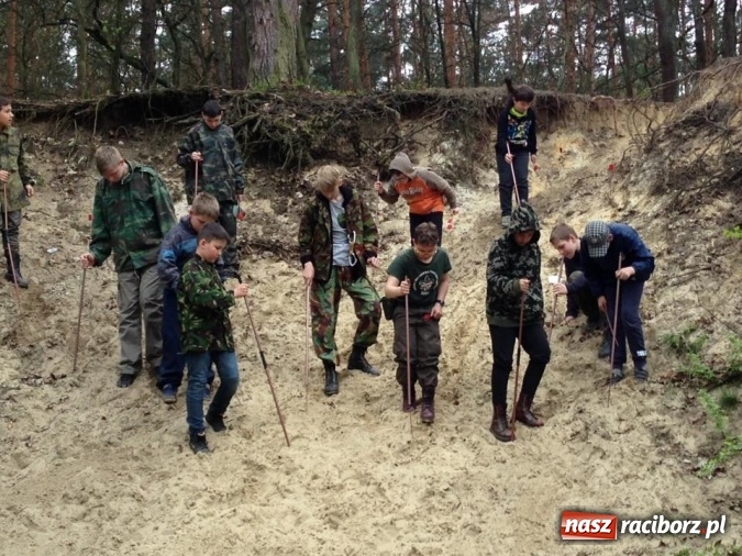 Zdjęcie w galerii na portalu naszraciborz.pl: Bastion na biwaku w szymocickim lesie wiadomości z regionu