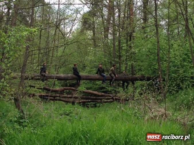Zdjęcie w galerii na portalu naszraciborz.pl: Bastion na biwaku w szymocickim lesie wiadomości z regionu