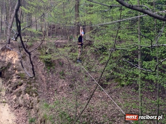 Zdjęcie w galerii na portalu naszraciborz.pl: Bastion na biwaku w szymocickim lesie wiadomości z regionu
